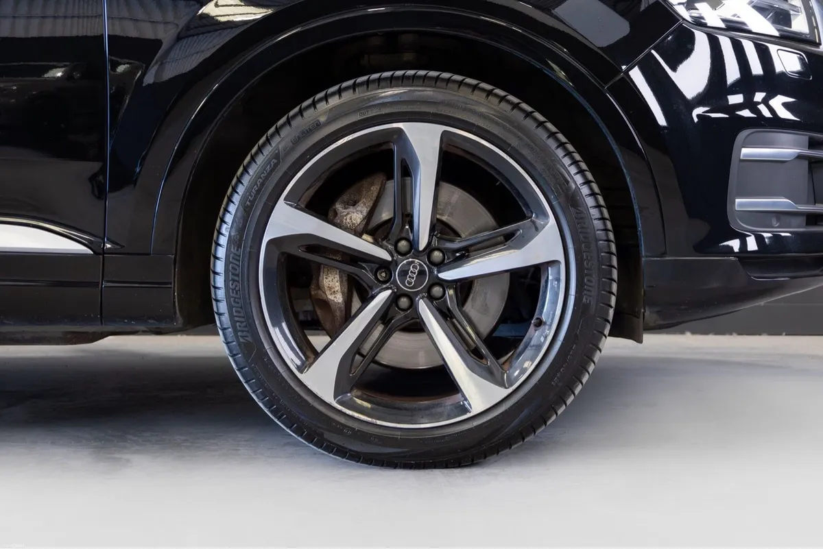 Audi Q7 - 5 Seats Crew-cab/Commercial - Image 3