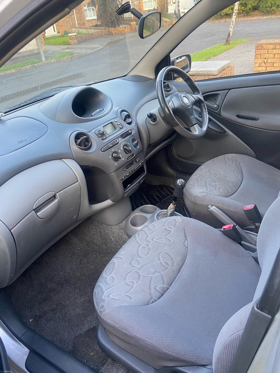 2000 Toyota Yaris