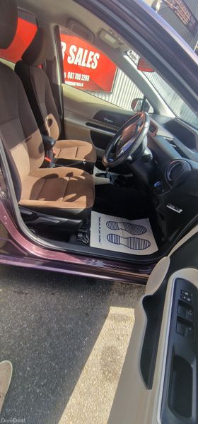 Toyota Aqua Hybrid 353530686