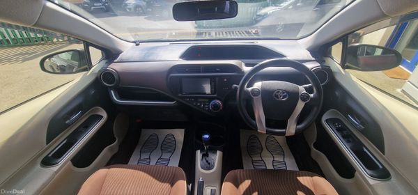 Toyota Aqua Hybrid 353530688