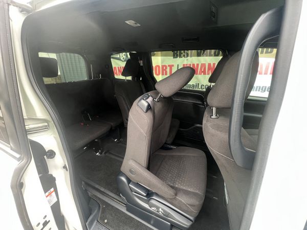 Toyota Voxy  **2018  7 seater ** 364943772