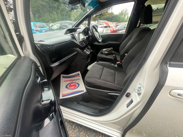 Toyota Voxy  **2018  7 seater ** 364943778