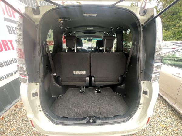 Toyota Voxy  **2018  7 seater ** 364943780