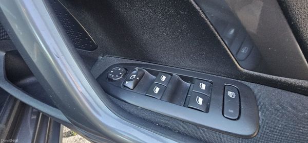 2018 Peugeot 2008 (LOW MILAGE) 366810182