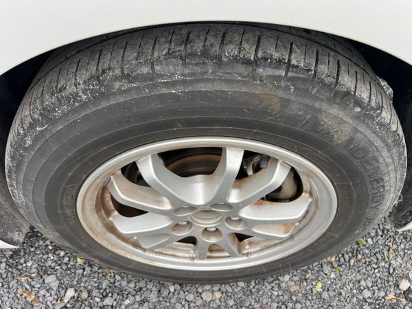 21 Toyota Prius very low mileage 369174358