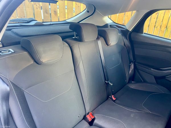 Ford Focus 2017 370281064