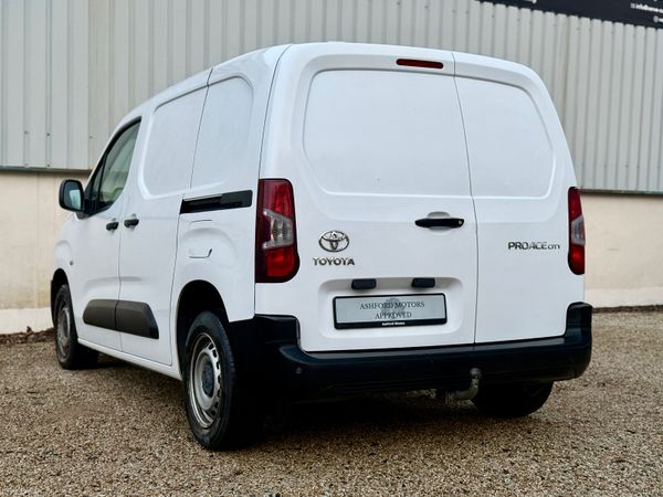 Toyota Proace 3 Seater 1.5d SWB with Vat 374443080