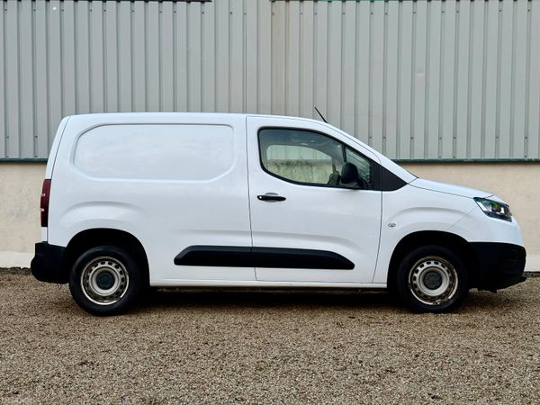 Toyota Proace 3 Seater 1.5d SWB with Vat 374443082