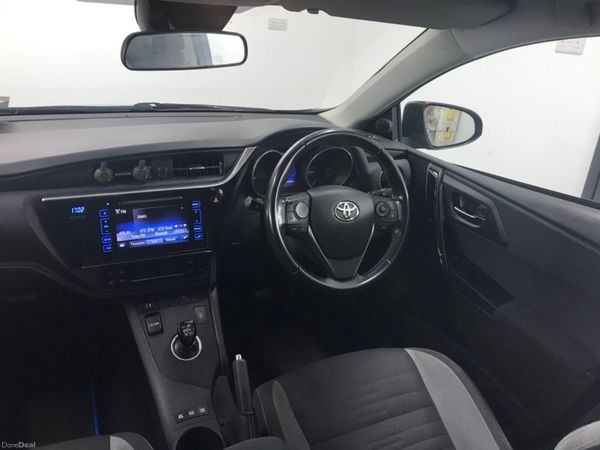 Toyota Auris 2017 374469430