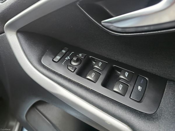 VOLVO V40 180PS R-DESIGN POWERSHIFT // LOW MILEAGE 374635340