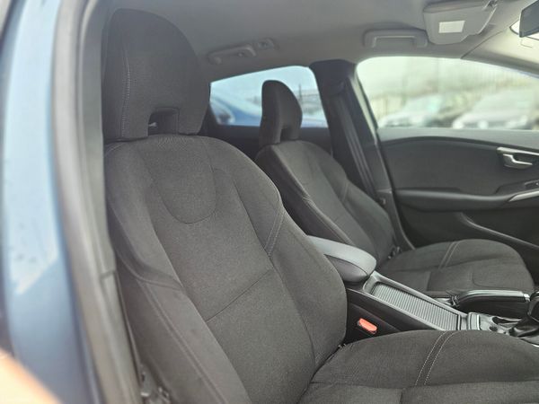 VOLVO V40 180PS R-DESIGN POWERSHIFT // LOW MILEAGE 374635338