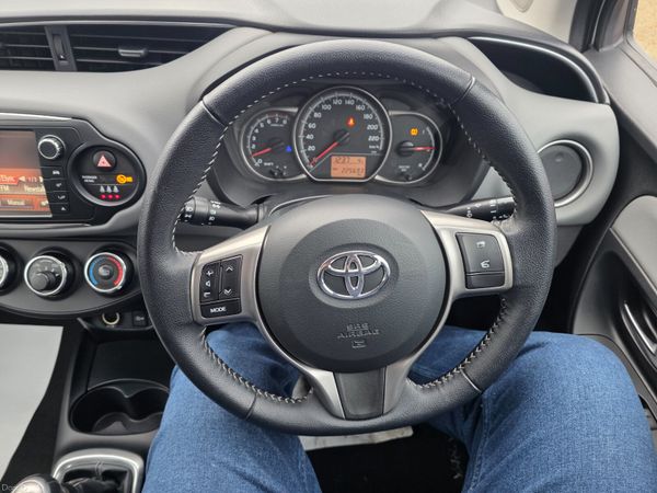 Toyota Yaris 2015 376865149