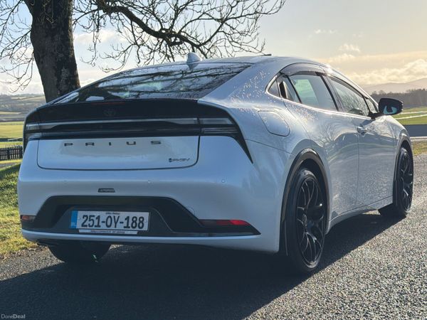 Toyota Prius 2025 plug in hybrid only 4000 KM 377234888