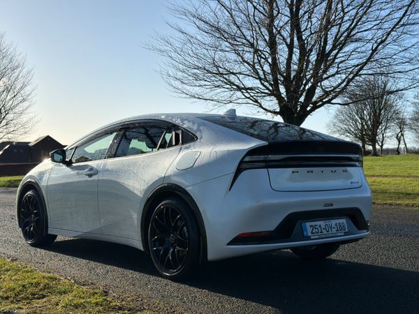 Toyota Prius 2025 plug in hybrid only 4000 KM 377235099