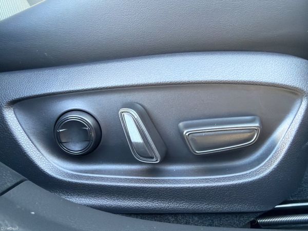 Toyota Prius 2025 plug in hybrid only 4000 KM 377235398