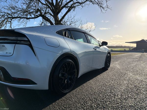 Toyota Prius 2025 plug in hybrid only 4000 KM 377235318