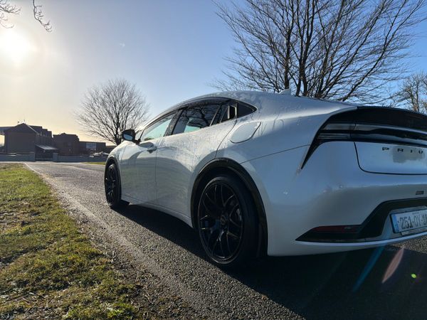 Toyota Prius 2025 plug in hybrid only 4000 KM 377235320