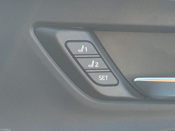 Toyota Prius 2025 plug in hybrid only 4000 KM 377235969