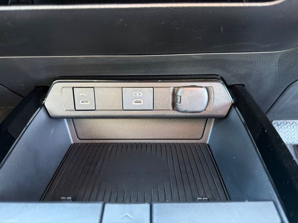 Toyota Prius 2025 plug in hybrid only 4000 KM 377236046