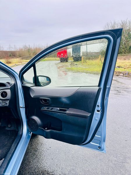 Toyota Vitz 2014 377729210