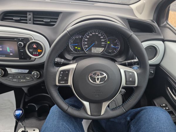 Toyota Yaris hybrid Automatic 2014 377992939