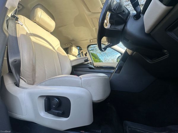 Land Rover Discovery 7 Seater 378681144