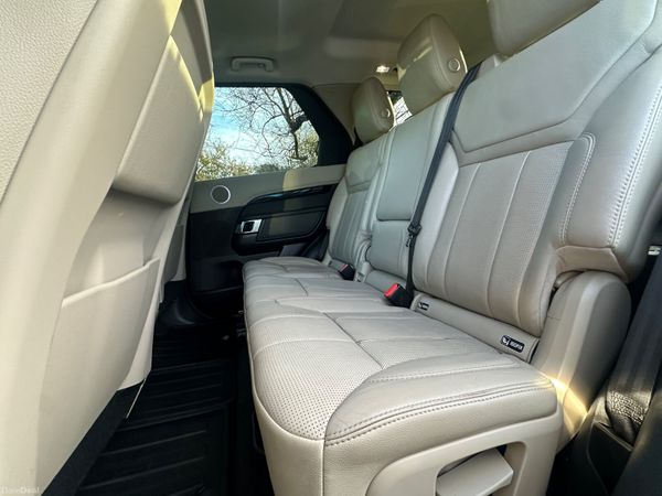 Land Rover Discovery 7 Seater 378681152