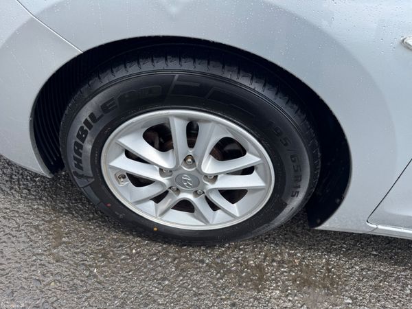 Hyundai i30 CRDi 1.6 DELUXE 2015 378756710