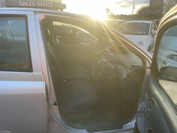 Toyota Yaris 2005 very low klms new nct 379096560