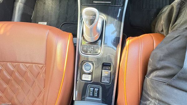 Mitsubishi Outlander 2.0 Hybrid Plug in 2018 379159822