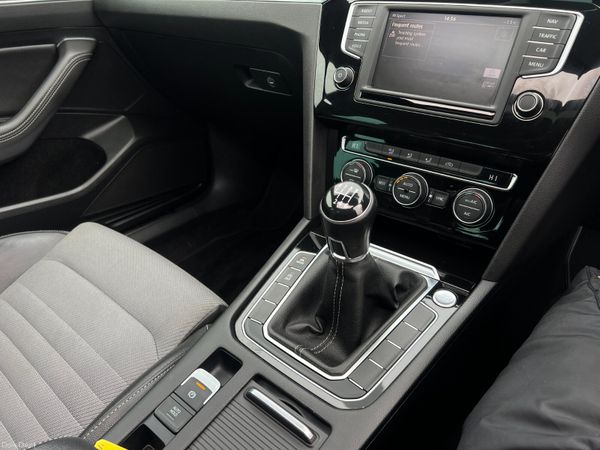 2017 (172) Volkswagen Passat R Line 2.0 - Sunroof 380300582