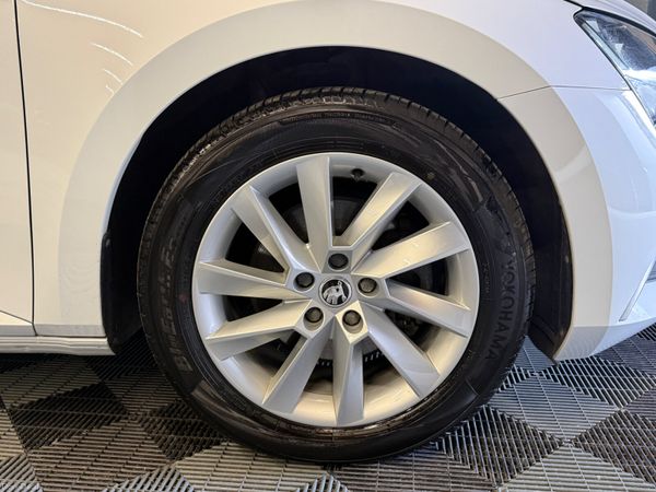 221 Skoda Superb 1.4 TSI PHEV SE Exe DSG Estate 380511054