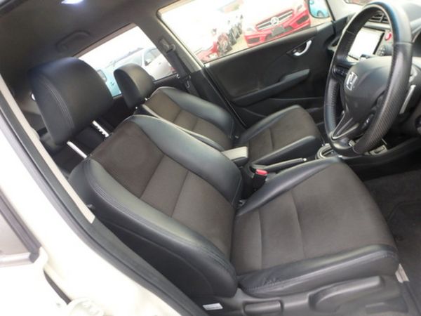 2013 Honda Fit 1.3 Hybrid Automatic 381699958