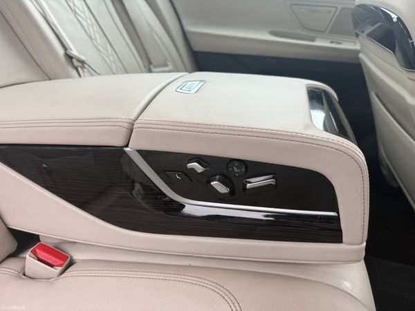 BMW 7-Series 2019 382152330