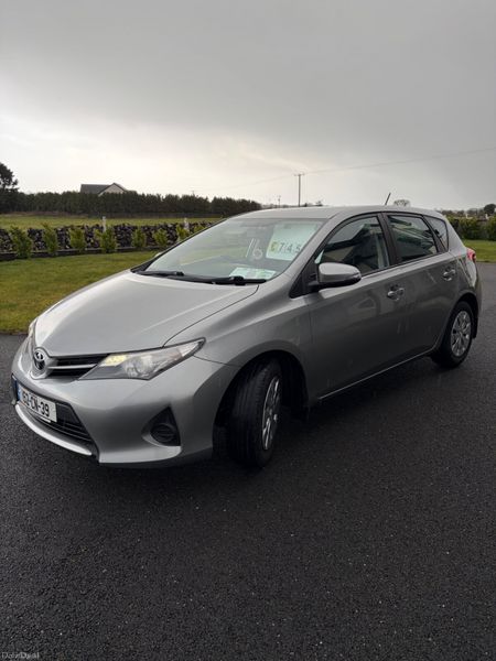 Toyota Auris 2015 382268142