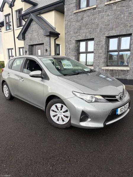 Toyota Auris 2015 382406126
