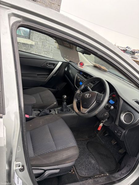 Toyota Auris 2015 382406134