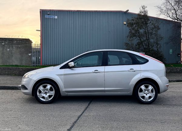 Ford Focus 2010 Low KM 382741192