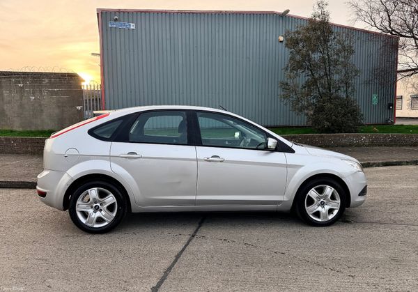 Ford Focus 2010 Low KM 382741198