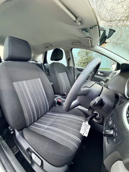 Ford Focus 2010 Low KM 382741202