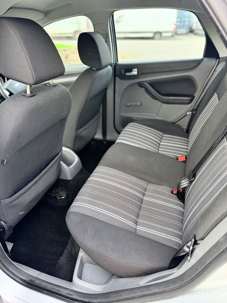 Ford Focus 2010 Low KM 382741216