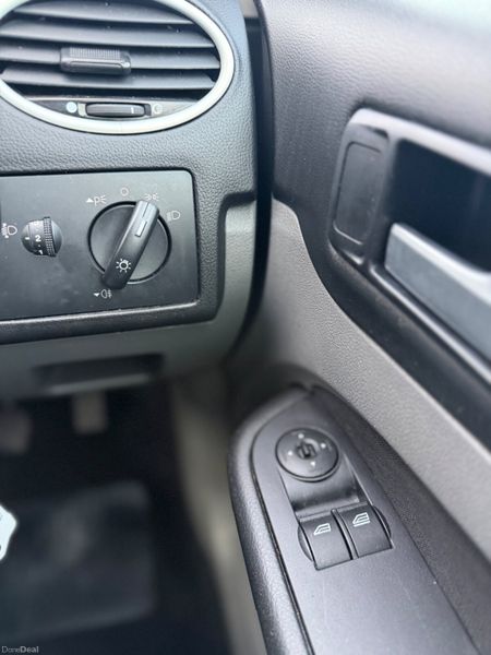 Ford Focus 2010 Low KM 382741218