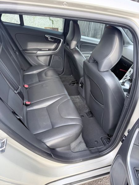 Volvo V60 2.0D SE LUX AUTO Low KMs 382795210