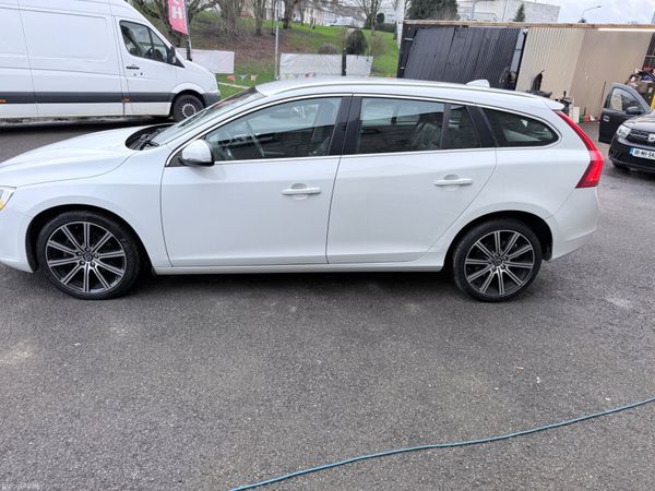 Volvo V60 2.0 Petrol SE LUX AUTO LOW KMS 382798962