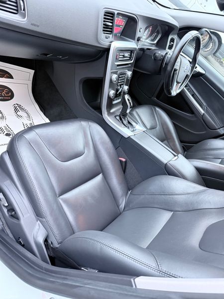 Volvo V60 2.0 Petrol SE LUX AUTO LOW KMS 382798970