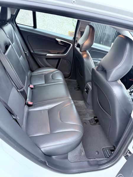 Volvo V60 2.0 Petrol SE LUX AUTO LOW KMS 382798982