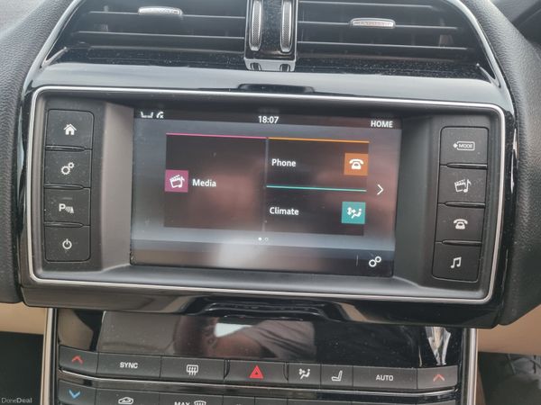 Jaguar XE 2016 382727034