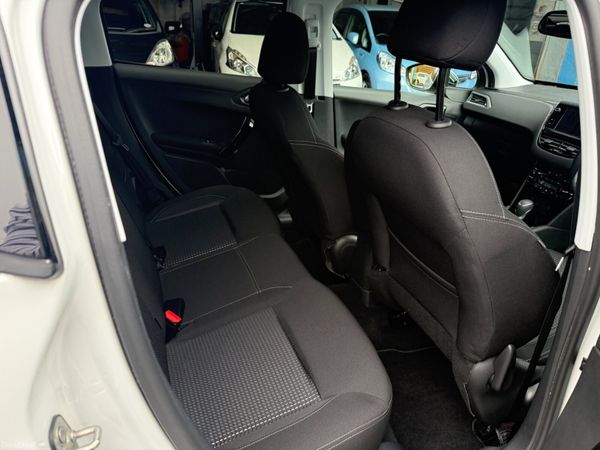 2017 Peugeot 208 Allure Automatic  / Panaromic 383122170