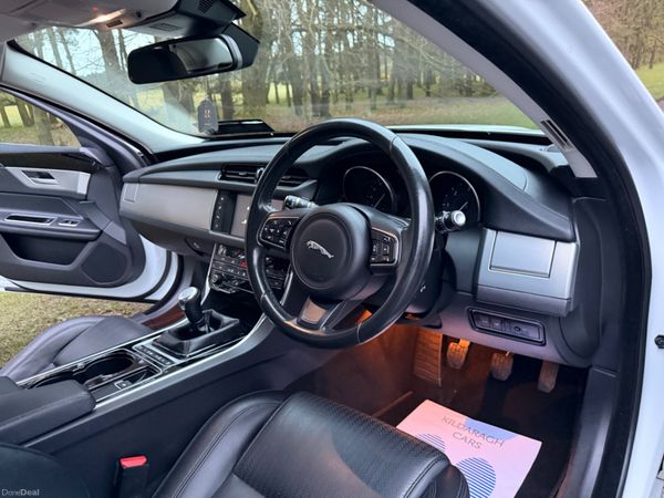 Jaguar XF 2016 Diesel Fuji White Black Wheels 383470056