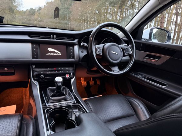 Jaguar XF 2016 Diesel Fuji White Black Wheels 383470020